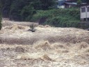 松川の濁流　撮影日：２００６年７月１９日　撮影：管理人